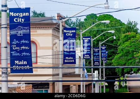 Des bannières accrochent sur main Street pour encourager les gens à vivre, à magasiner et à prospérer localement, le 25 août 2020, à Morgan City, en Louisiane. Banque D'Images