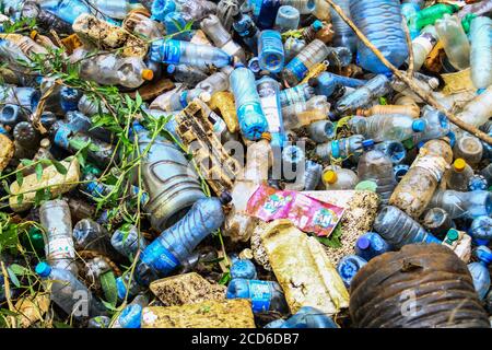 Nairobi, Kenya. 25 août 2020. Une section de la rivière Ruaka polluée.une production croissante de plastiques à usage unique pour les boissons et autres utilisations est devenue un cauchemar dans la gestion des déchets solides au Kenya. Crédit : SOPA Images Limited/Alamy Live News Banque D'Images