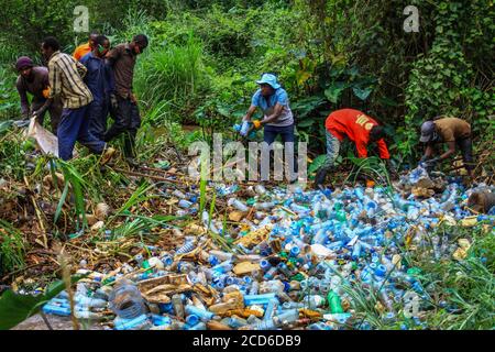 Nairobi, Kenya. 25 août 2020. Les bénévoles qui se sont débarrassés des bouteilles en plastique et d'autres déchets polluant la rivière Ruaka.une production croissante de plastiques à usage unique pour les boissons et d'autres usages est devenue un cauchemar dans la gestion des déchets solides au Kenya. Crédit : SOPA Images Limited/Alamy Live News Banque D'Images