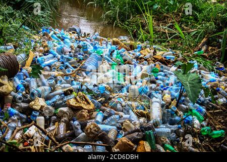 Nairobi, Kenya. 25 août 2020. Une section de la rivière Ruaka polluée.une production croissante de plastiques à usage unique pour les boissons et autres utilisations est devenue un cauchemar dans la gestion des déchets solides au Kenya. Crédit : SOPA Images Limited/Alamy Live News Banque D'Images