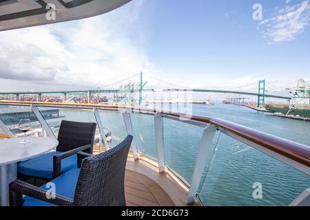 Luxueuse stateroom à bord du Norwegian Joy in the Haven penthouse avec grand balcon sur le bateau de croisière NCL à San Pedro, CA Banque D'Images