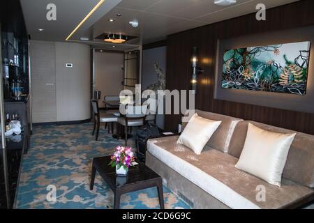 Une luxueuse stateroom à bord du Norwegian Joy in the Haven Penthouse orienté vers l'arrière avec grand balcon sur le bateau de croisière NCL Banque D'Images