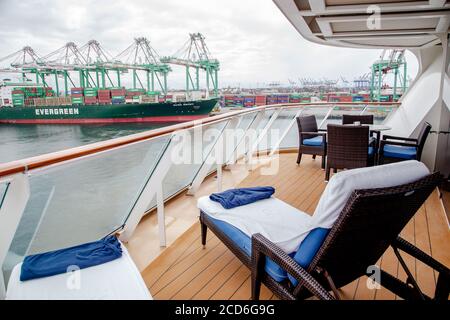 Une luxueuse stateroom à bord du Norwegian Joy in the Haven Penthouse orienté vers l'arrière avec grand balcon sur le bateau de croisière NCL Banque D'Images