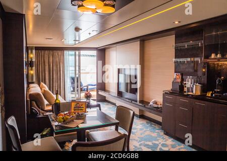 Une luxueuse stateroom à bord du Norwegian Joy in the Haven Penthouse orienté vers l'arrière avec grand balcon sur le bateau de croisière NCL Banque D'Images