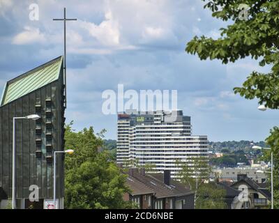 Mülheim AN DER RUHR, ALLEMAGNE - 11 juillet 2020: 2020-07-11, Allemagne, NRW, Muelheim an der Ruhr. La tour de l'ancienne église de Saint-Raphaël à Muelheim Banque D'Images