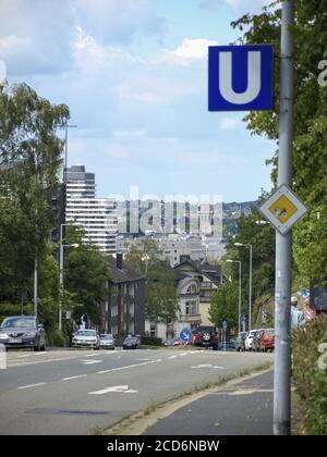 Mülheim AN DER RUHR, ALLEMAGNE - 11 juillet 2020: 2020-07-11, Allemagne, NRW, Muelheim an der Ruhr. Vue sur la rue Hingberg à Muelheim Ruhr. Signe pour Banque D'Images