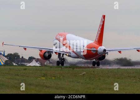 Aéroport de Londres Southend, Essex, Royaume-Uni. 27 août 2020. Alors que le soleil se lève un matin ennuyeux à Southend, les jours d'easyJet à l'aéroport de Southend de Londres sont à la baisse. Le premier vol easyjet de la journée a été U27429 à Pula, qui est l'avant-dernier service à cette destination avec la compagnie aérienne à partir de Southend le 1er septembre, avec la perte de nombreux emplois Banque D'Images