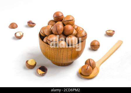 noix de macadamia naturelles bio dans un bol en bois sur béton gris Arrière-plan Flat Lay vue du dessus snack saine noix avec essentiel Huile riche en vitamines B Banque D'Images