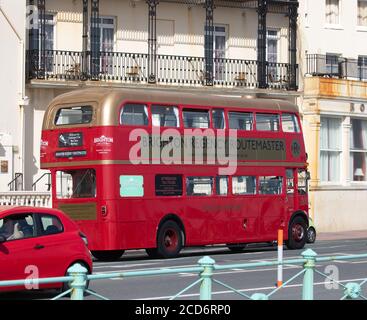 Brighton Regency Routemaster bus RML 2333 qui est spécialement adapté Pour des excursions de thé l'après-midi le long du bord de mer de Brighton Banque D'Images