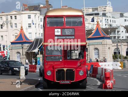 Brighton Regency Routemaster bus RML 2333 qui est spécialement adapté Pour des excursions de thé l'après-midi le long du bord de mer de Brighton Banque D'Images