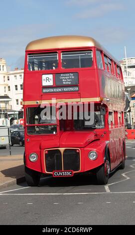 Brighton Regency Routemaster bus RML 2333 qui est spécialement adapté Pour des excursions de thé l'après-midi le long du bord de mer de Brighton Banque D'Images