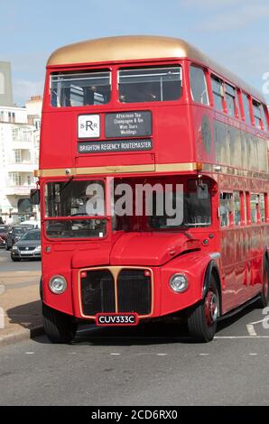 Brighton Regency Routemaster bus RML 2333 qui est spécialement adapté Pour des excursions de thé l'après-midi le long du bord de mer de Brighton Banque D'Images