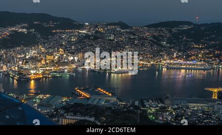 Nagasaki, Kyushu, Japon - vue de nuit sur le port de Nagasaki et les navires de la montagne Inasa, ou Inasayama. Panorama urbain à couper le souffle depuis l'observatoire. Banque D'Images