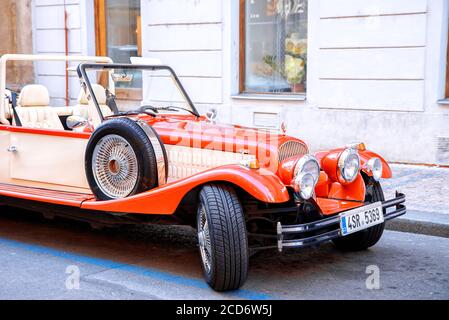 Prague, République Tchèque - 28 octobre 2019 : célèbre voiture rétro rouge et jaune dans la rue de Prague, qui attend les touristes Banque D'Images