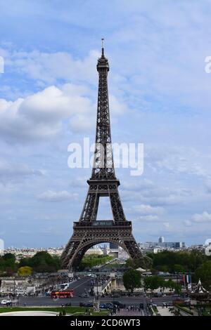 PARIS, FRANCE - 28 AVRIL 2018 : vue magnifique sur la Tour Eiffel en une journée de printemps ensoleillée - vue à couper le souffle sur le monument le plus connu Banque D'Images