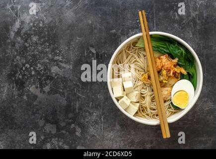 Nouilles ramen végétariennes avec tofu et kimchi Banque D'Images