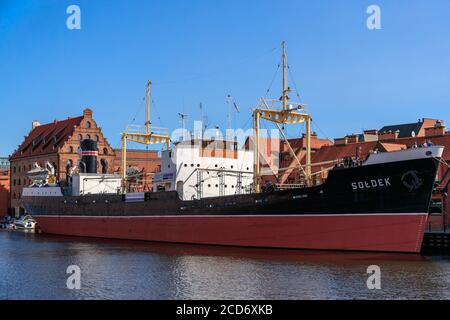 GDANSK, POLEN - 2017 AOÛT 24. Rivière Motlawa avec navire musée SS Soldek, le premier navire construit en Pologne après la Seconde Guerre mondiale. Banque D'Images