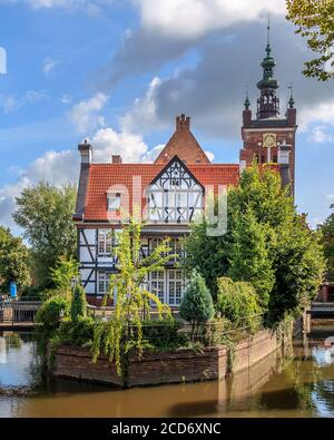 GDANSK, POLEN - 2017 AOÛT 26. Canal Raduni et maison Miller de style hanséatique dans la vieille ville de Gdansk. Banque D'Images