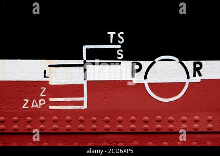 GDANSK, POLEN - 2017 AOÛT 27. Gros plan de la ligne de flottaison marquée sur le navire. Banque D'Images