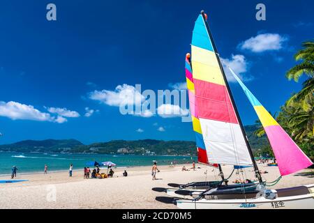 Location de bateaux sur la plage de Patong, Phuket, Thaïlande Banque D'Images