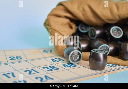 Jeu de société. Lotto. Cartes et un sac de barils. Gros plan. Banque D'Images