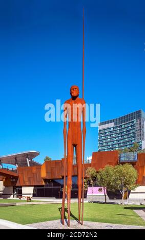 Sculpture Wirin emblématique dans le quartier des affaires de Perth sur fond urbain. La sculpture de neuf mètres de haut incarne l'esprit et la culture du peuple Noongar. 'Wirin' Banque D'Images