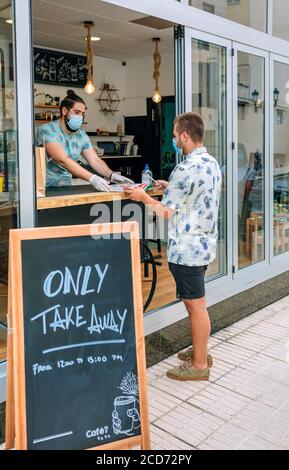 Homme prenant la commande de nourriture à emporter Banque D'Images