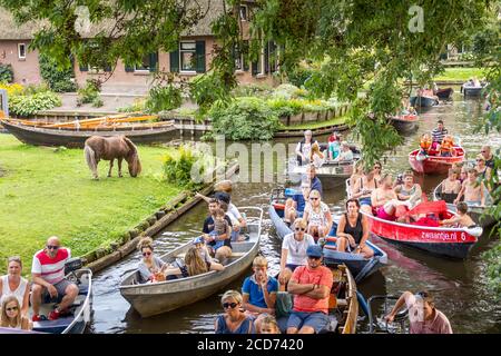 Giethoorn, pays-Bas - 23 août 2017 : visiteurs inconnus dans le canotage dans un canal de Giethoorn. La ville est connue comme 'Venise du Nord' et a o Banque D'Images