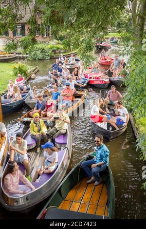 Giethoorn, pays-Bas - 23 août 2017 : visiteurs inconnus dans le canotage dans un canal de Giethoorn. La ville est connue comme 'Venise du Nord' et a o Banque D'Images