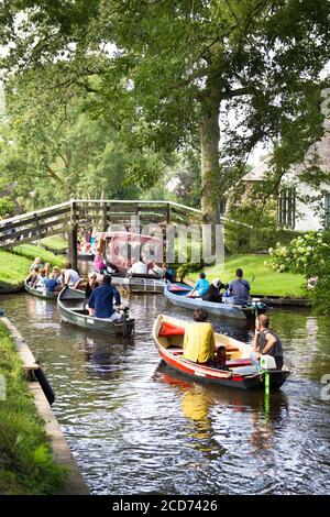 Giethoorn, pays-Bas - 23 août 2017 : visiteurs inconnus dans le canotage dans un canal de Giethoorn. La ville est connue comme 'Venise du Nord' et a o Banque D'Images