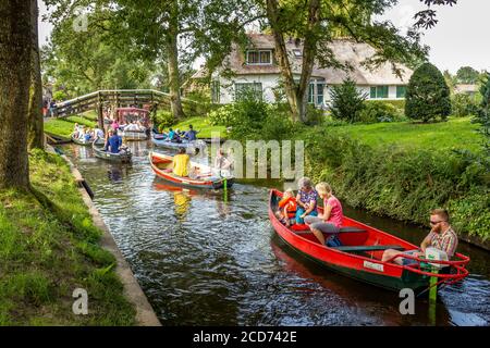 Giethoorn, pays-Bas - 23 août 2017 : visiteurs inconnus dans le canotage dans un canal de Giethoorn. La ville est connue comme 'Venise du Nord' et a o Banque D'Images