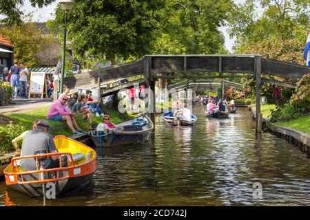 Giethoorn, pays-Bas - 23 août 2017 : visiteurs inconnus dans le canotage dans un canal de Giethoorn. La ville est connue comme 'Venise du Nord' et a o Banque D'Images