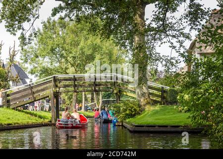 Giethoorn, pays-Bas - 23 août 2017 : visiteurs inconnus dans le canotage dans un canal de Giethoorn. La ville est connue comme 'Venise du Nord' et a o Banque D'Images