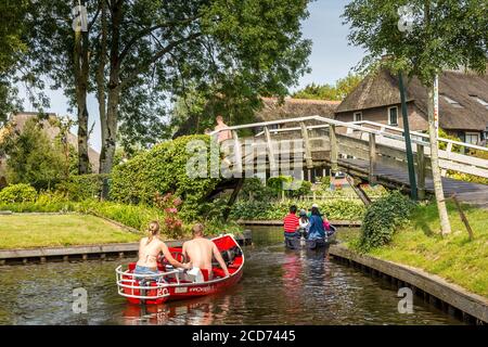 Giethoorn, pays-Bas - 23 août 2017 : visiteurs inconnus dans le canotage dans un canal de Giethoorn. La ville est connue comme 'Venise du Nord' et a o Banque D'Images