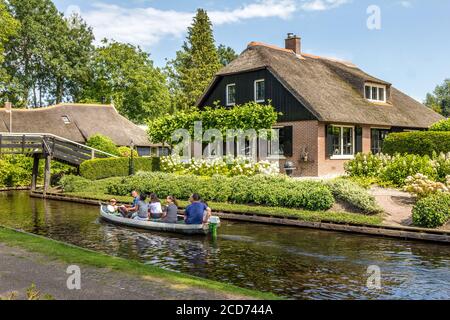 Giethoorn, pays-Bas - 23 août 2017 : visiteurs inconnus dans le canotage dans un canal de Giethoorn. La ville est connue comme 'Venise du Nord' et a o Banque D'Images