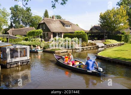 Giethoorn, pays-Bas - 23 août 2017 : visiteurs inconnus dans le canotage dans un canal de Giethoorn. La ville est connue comme 'Venise du Nord' et a o Banque D'Images