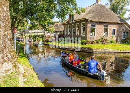 Giethoorn, pays-Bas - 23 août 2017 : visiteurs inconnus dans le canotage dans un canal de Giethoorn. La ville est connue comme 'Venise du Nord' et a o Banque D'Images