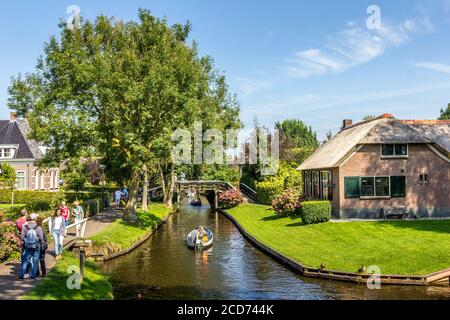 Giethoorn, pays-Bas - 23 août 2017 : visiteurs inconnus dans le canotage dans un canal de Giethoorn. La ville est connue comme 'Venise du Nord' et a o Banque D'Images