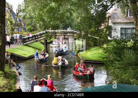 Giethoorn, pays-Bas - 23 août 2017 : visiteurs inconnus dans le canotage dans un canal de Giethoorn. La ville est connue comme 'Venise du Nord' et a o Banque D'Images