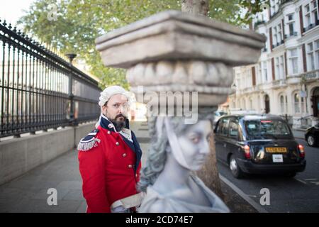 Des acteurs habillés comme Lord Elgin et l'une des sculptures du Parthénon protestent devant le British Museum de Londres, demandant au musée de retourner en Grèce les sculptures du Parthénon, également connues sous le nom de Marbles d'Elgin. Banque D'Images