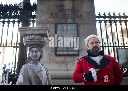 Des acteurs habillés comme Lord Elgin et l'une des sculptures du Parthénon protestent devant le British Museum de Londres, demandant au musée de retourner en Grèce les sculptures du Parthénon, également connues sous le nom de Marbles d'Elgin. Banque D'Images