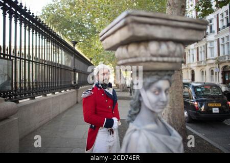 Des acteurs habillés comme Lord Elgin et l'une des sculptures du Parthénon protestent devant le British Museum de Londres, demandant au musée de retourner en Grèce les sculptures du Parthénon, également connues sous le nom de Marbles d'Elgin. Banque D'Images