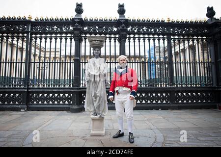 Des acteurs habillés comme Lord Elgin et l'une des sculptures du Parthénon protestent devant le British Museum de Londres, demandant au musée de retourner en Grèce les sculptures du Parthénon, également connues sous le nom de Marbles d'Elgin. Banque D'Images