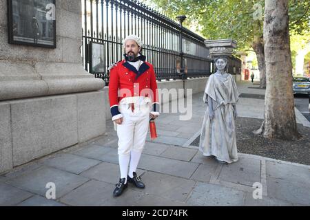 Des acteurs habillés comme Lord Elgin et l'une des sculptures du Parthénon protestent devant le British Museum de Londres, demandant au musée de retourner en Grèce les sculptures du Parthénon, également connues sous le nom de Marbles d'Elgin. Banque D'Images