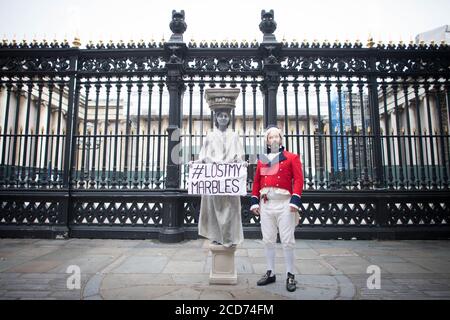 Des acteurs habillés comme Lord Elgin et l'une des sculptures du Parthénon protestent devant le British Museum de Londres, demandant au musée de retourner en Grèce les sculptures du Parthénon, également connues sous le nom de Marbles d'Elgin. Banque D'Images