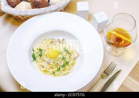 Pâtes au jaune d'œuf de carbonara, photo du menu du restaurant Banque D'Images