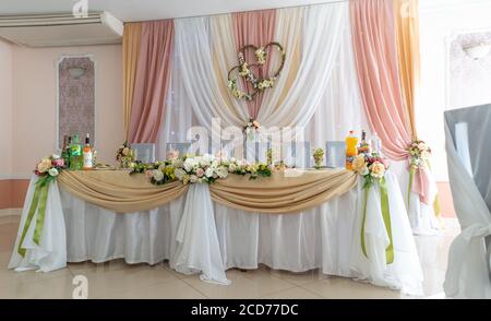 MINSK, BÉLARUS - 2020 MAI : table pour un mariage dans un restaurant aux couleurs claires. Banque D'Images