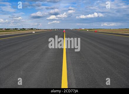 24 août 2020, Brandebourg, Schönefeld: Un nouveau taxi en face de l'aéroport de Berlin-Schönefeld. Photo: Patrick Pleul/dpa-Zentralbild/ZB Banque D'Images