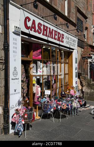 Boutique de cadeaux Cashmere sur le Royal Mile dans la ville d'Édimbourg, en Écosse. Banque D'Images