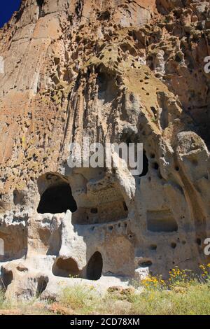 Grottes ou falaises sculptées par les peuples ancestraux de Pueblo dans des falaises de tuf volcaniques roses au monument national de Bandelier. Nouveau Mexique, sud-ouest des États-Unis. Banque D'Images